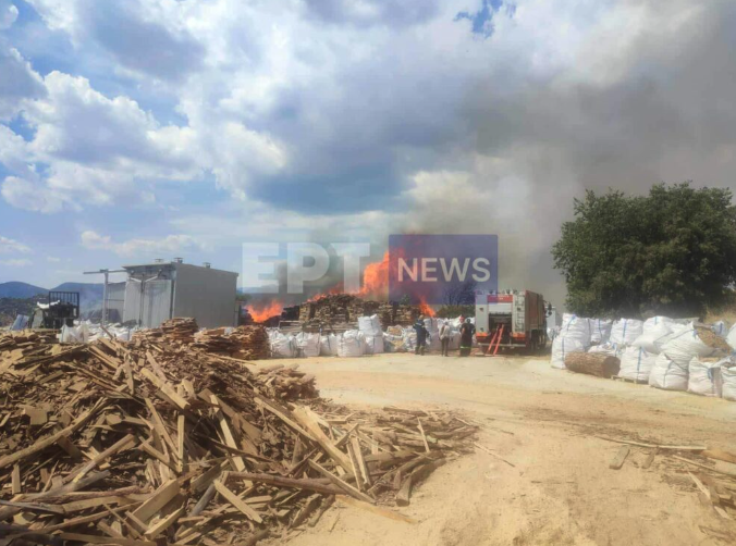 Οριοθετήθηκε η φωτιά σε εργοστάσιο ξυλείας στις Σέρρες – Ηχησε το 112-3