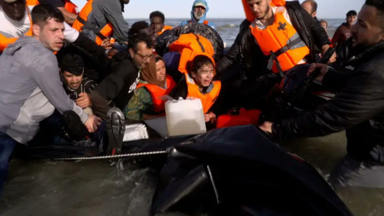 BBC: Γάλλοι αστυνομικοί μπήκαν στη θάλασσα με μαχαίρια και έσκισαν φουσκωτό μεταναστών-1