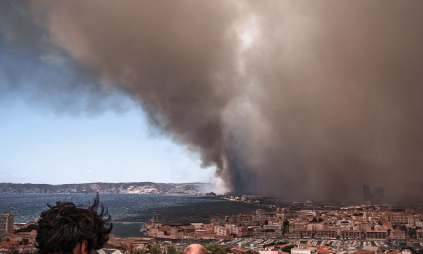 μεγάλη-πυρκαγιά-στη-μασσαλία-εκλεισ-563704339