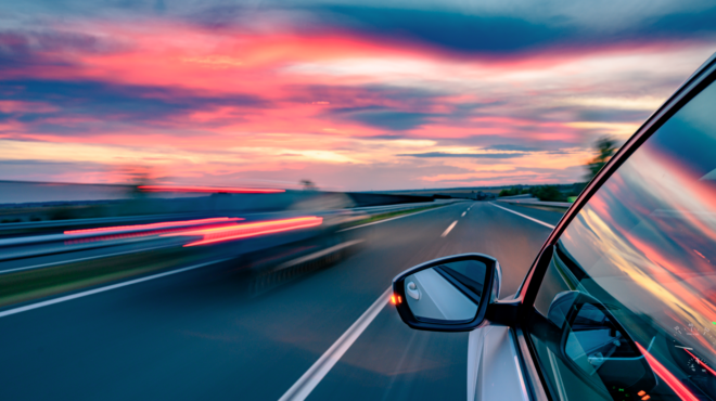 avis-οδηγώντας-την-επόμενη-ημέρα-της-αυτο-563725876