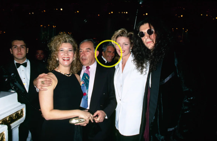 CNN: Στη δημοσιότητα νέες φωτογραφίες με τον Επστάιν στον γάμο του Τραμπ-2