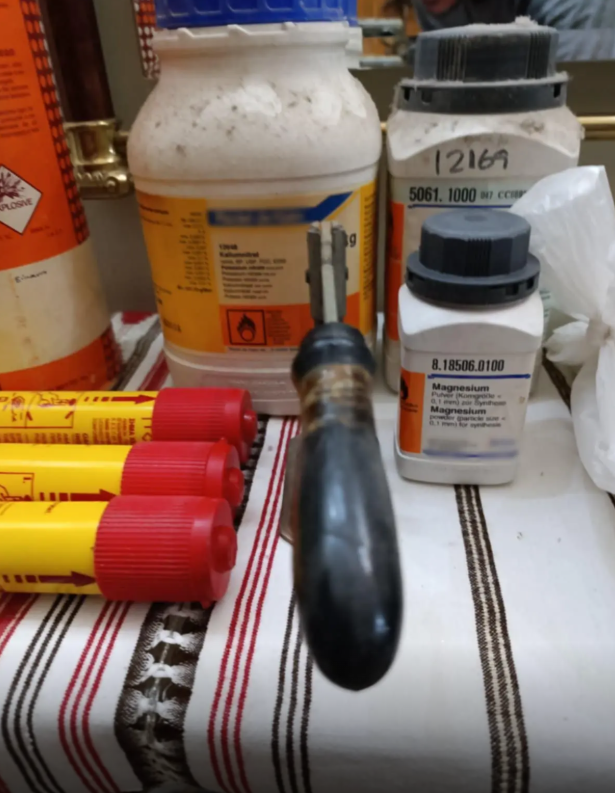 Θεσσαλονίκη: Συνελήφθη 81χρονος που εκτόξευε ρουκέτες κατά πολυκατοικίας – «Οπλοστάσιο» το σπίτι του-2