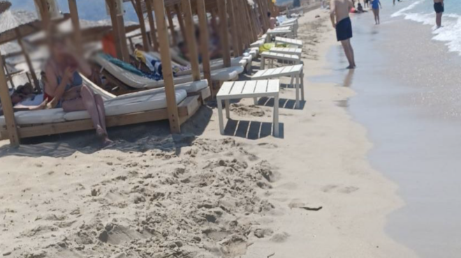 φαλάσαρνα-ξαπλώστρες-στο-κύμα-μπαρ-χω-563737084