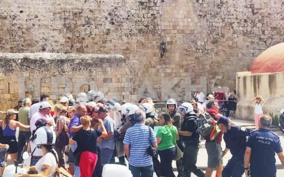 Ρόδος: Ενταση και προσαγωγές για την άφιξη του κρουαζιερόπλοιου με τους Ισραηλινούς τουρίστες [βίντεο]-8