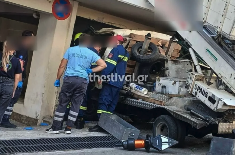 Θεσσαλονίκη: Γερανοφόρο όχημα έπεσε σε μπαλκόνι-1