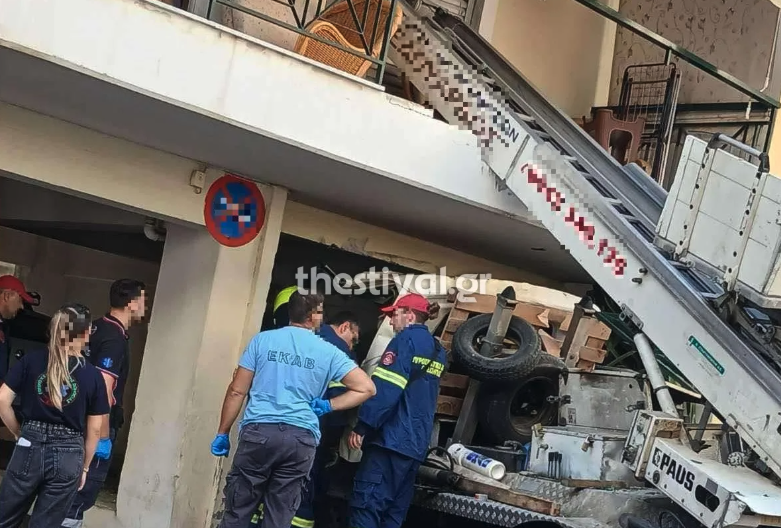 Θεσσαλονίκη: Γερανοφόρο όχημα έπεσε σε μπαλκόνι-2
