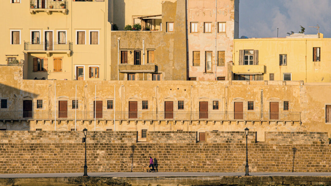 η-παλιά-πόλη-των-χανίων-και-τα-μυστικά-τ-563738818