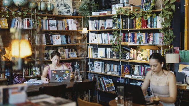 πώς-επιβιώνει-ένα-μικρό-βιβλιοπωλείο-563696263