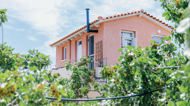 το-πιο-θεατρικό-σπίτι-της-αίγινας-563694169