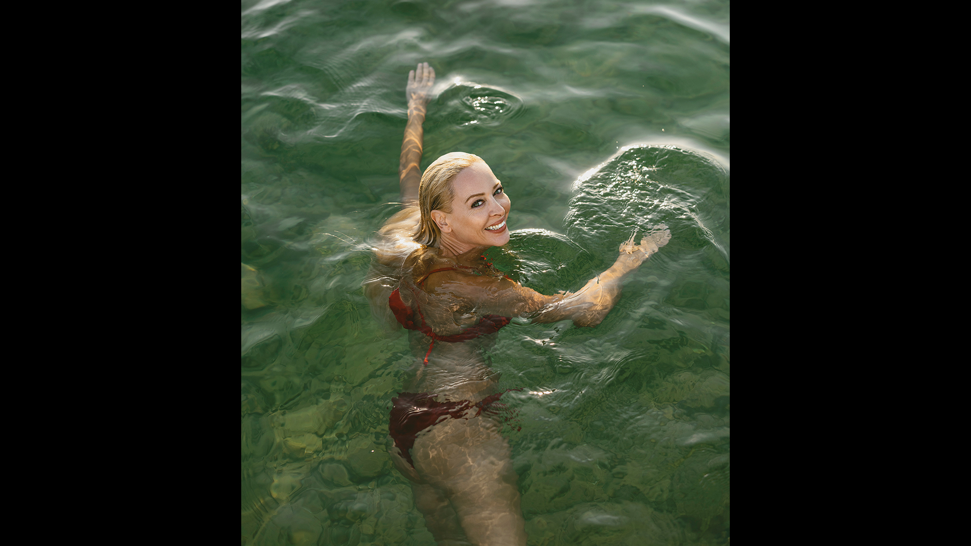 για-κολύμπι-με-τη-φαίη-ξυλά-563710324