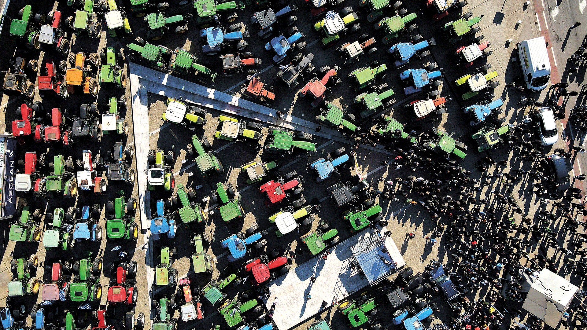 λιωμένη-σταφίδα-και-πέτρες-στα-ροδάκι-563700478