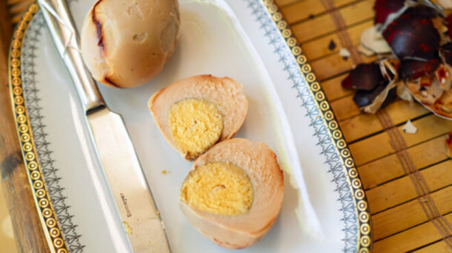 αυγά-βρασμένα-με-κρεμμυδόφλουδες-huevos-haminados-563717431