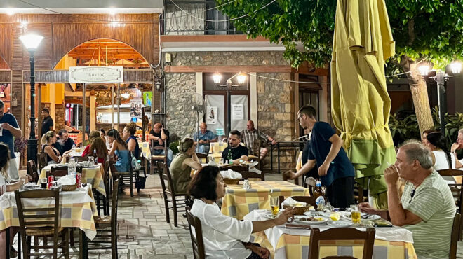 στην-ψησταριά-του-κόντου-στο-δρέπανο-563720539