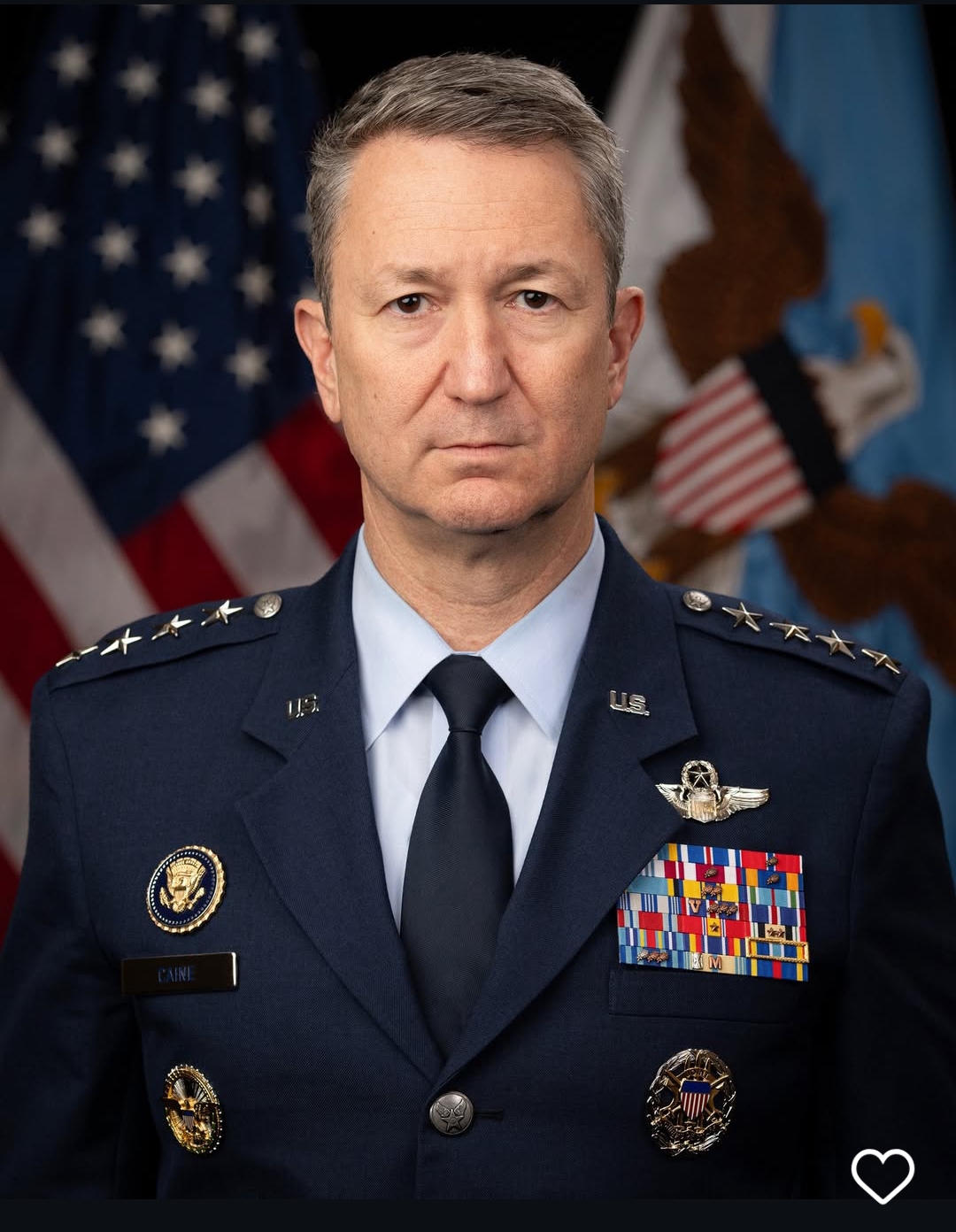 Εντός και Εκτός: Ο αρχηγός των αμερικανικών ενόπλων δυνάμεων στη Σούδα-1