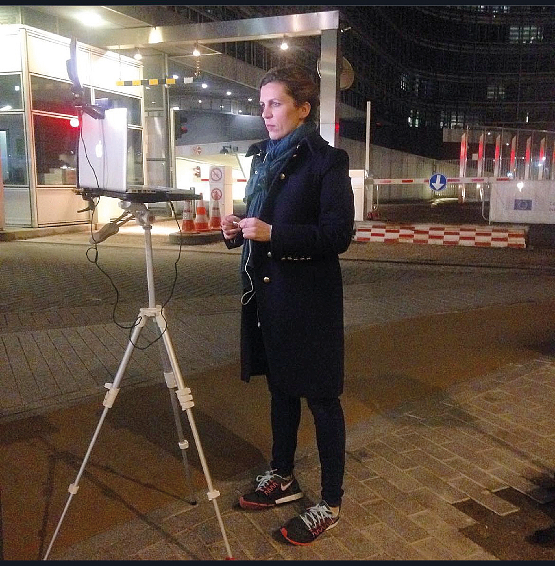 26 Ιουνίου 2015, Βρυξέλλες: Ψιλόβροχο, τσιγάρο στο πεζοδρόμιο-1