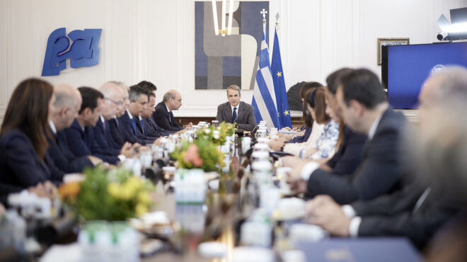 σε-στενωπό-η-κυβέρνηση-με-τον-οπεκεπε-563691349