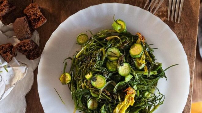 χόρτα-τσιγαριαστά-σε-σκορδόλαδο-με-κο-563697631