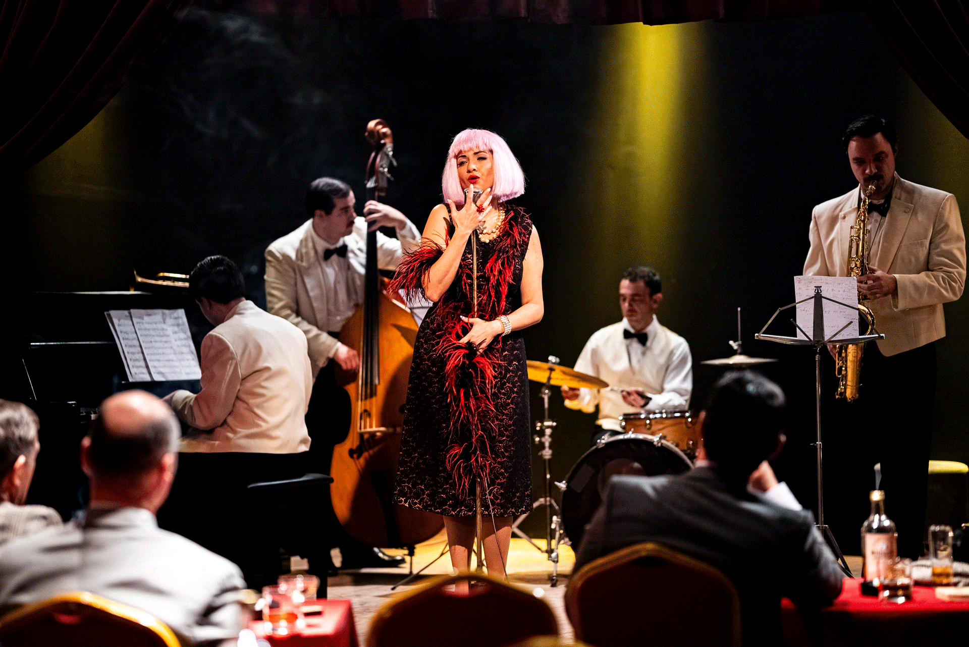 Δύο κόσμοι συγκρούονται στον Πειραιά των 60s-2