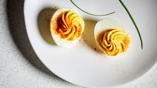 deviled-eggs-με-καπνιστή-πέστροφα-563715463