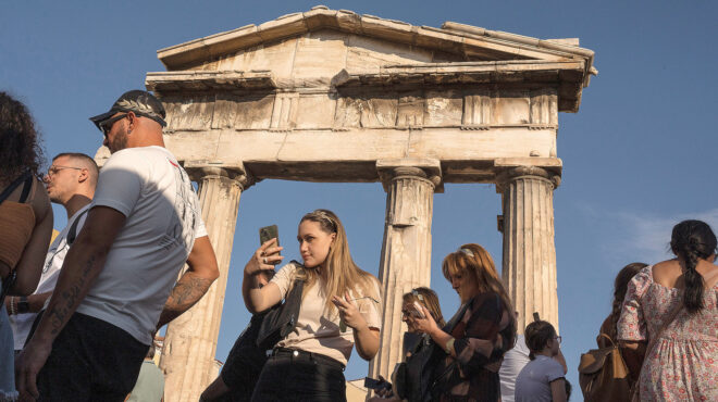 ελλάδα-σημαίνει-παραλία-και-τζατζίκι-563697655