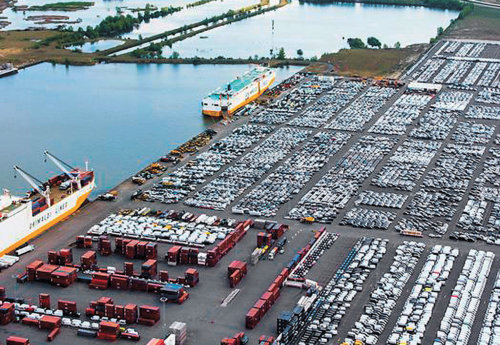 Υπό ομηρία χιλιάδες οχήματα στην Αμβέρσα λόγω των δασμών-1