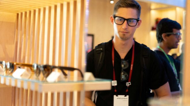 μετά-τα-έξυπνα-γυαλιά-έρχονται-τα-σκου-563711272