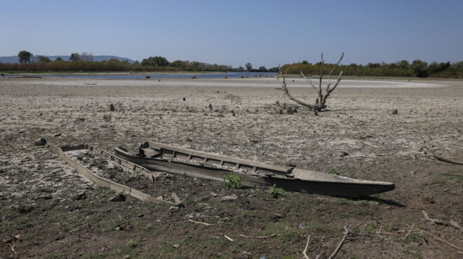 εδώ-άσπρισε-και-η-κοίτη-563736922