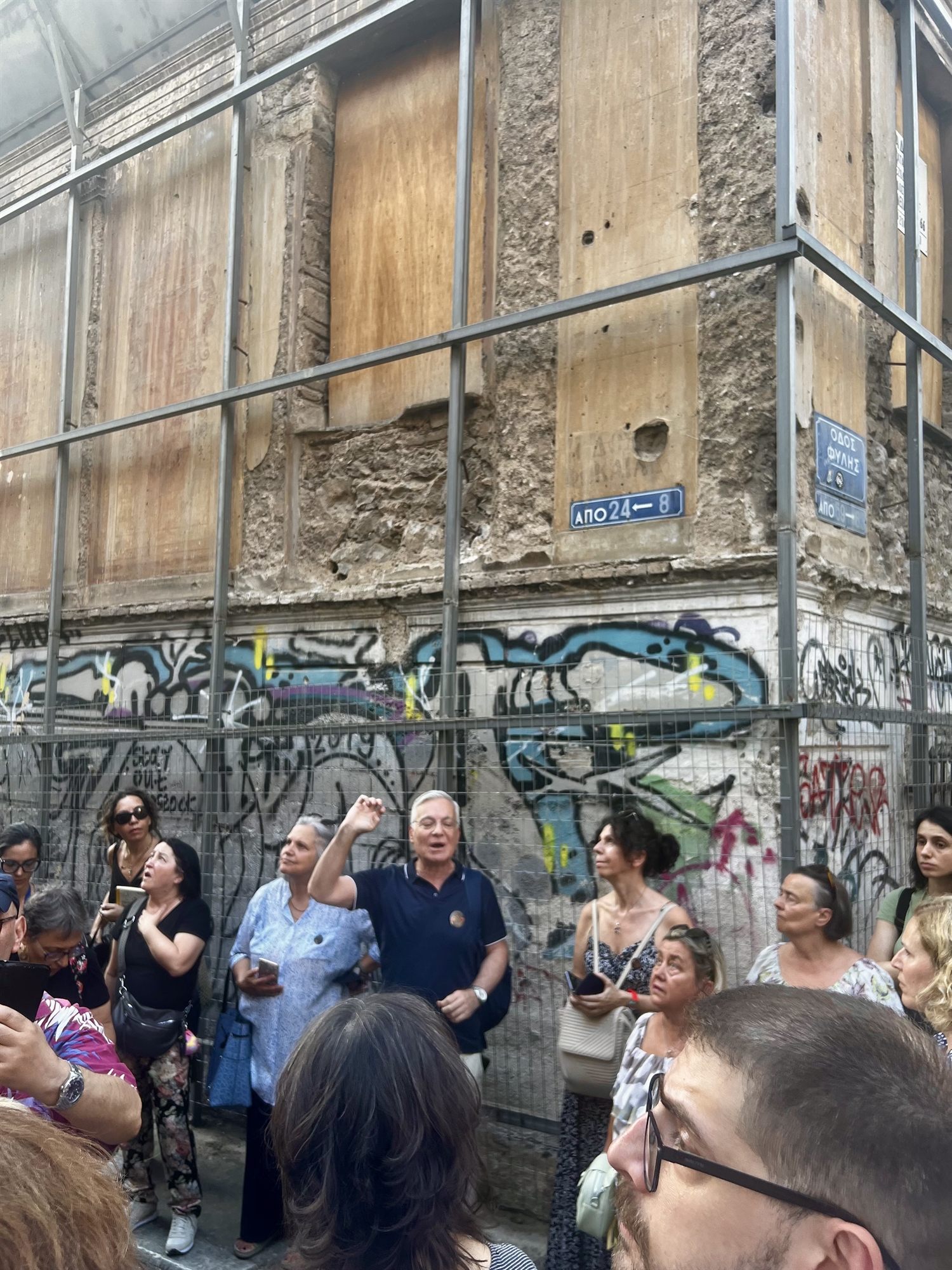 Ξενάγηση στα «πίσω δωμάτια» της Αθήνας, όπου περισσεύουν η αγάπη και η αδιαφορία-3