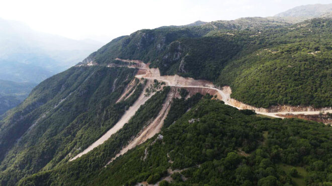 καταρράκτες-από-μπάζα-καταλήγουν-σ-563709799