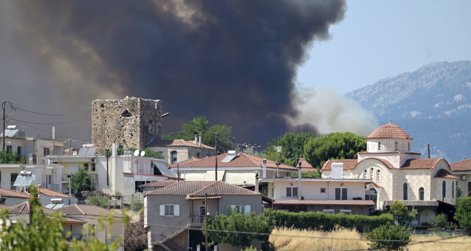 Εικόνες αποκάλυψης από τα πύρινα μέτωπα – Κάηκαν σπίτια, στάχτη δάση και καλλιέργειες-11