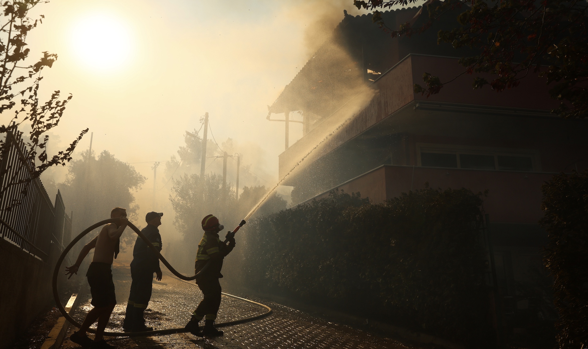 Εικόνες αποκάλυψης από τα πύρινα μέτωπα – Κάηκαν σπίτια, στάχτη δάση και καλλιέργειες-4