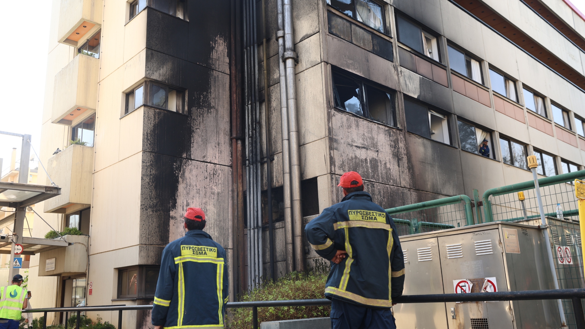 Κατασβέστηκε η φωτιά σε ιδιωτική κλινική στον Χολαργό-3