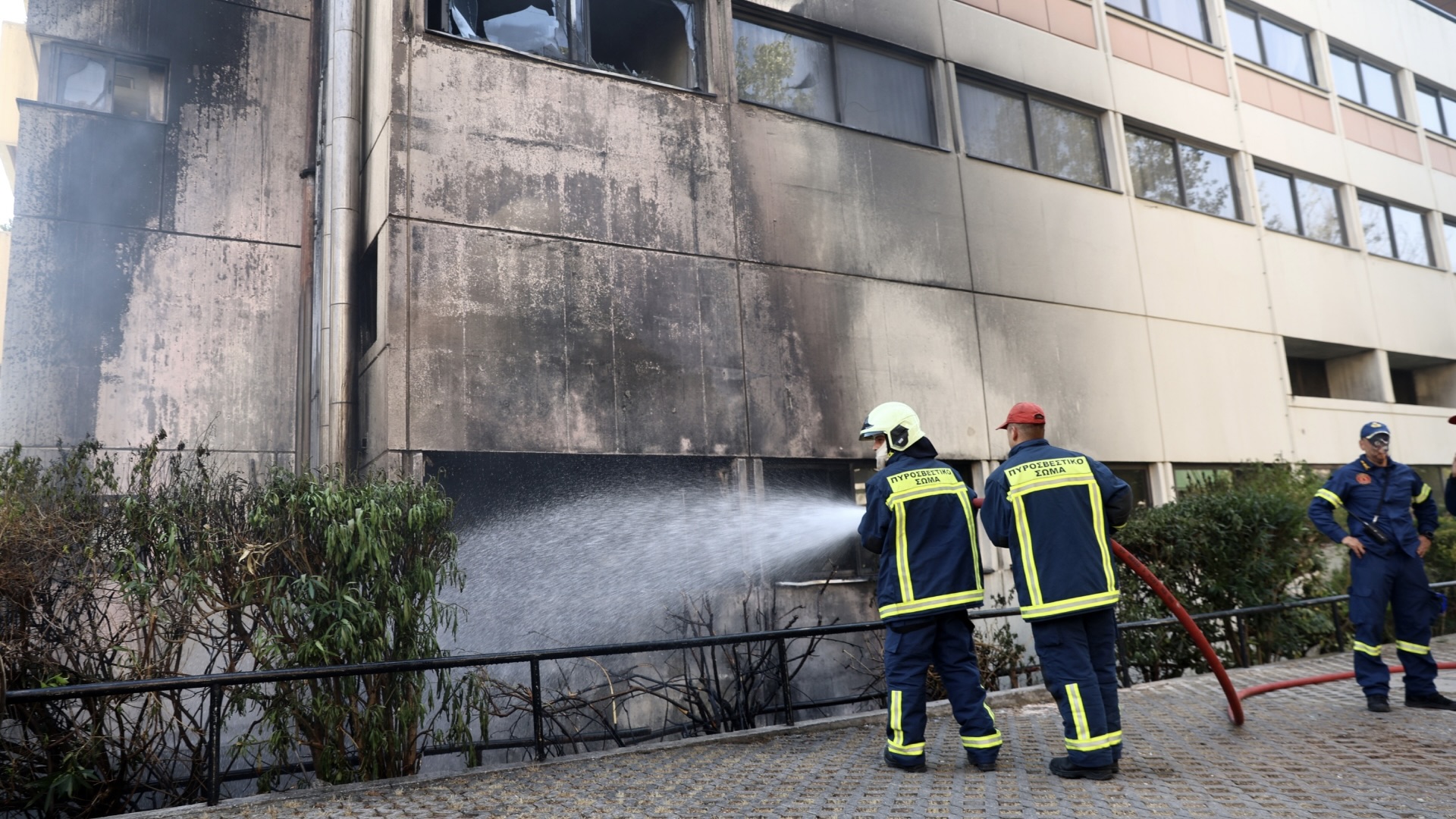 Κατασβέστηκε η φωτιά σε ιδιωτική κλινική στον Χολαργό-4
