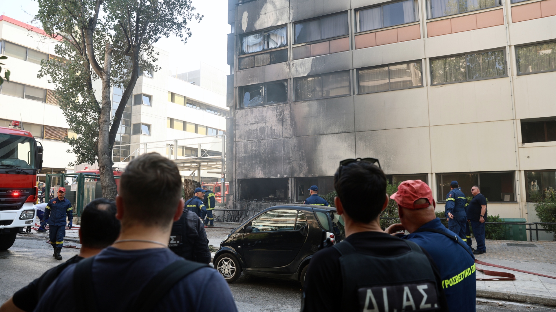 Κατασβέστηκε η φωτιά σε ιδιωτική κλινική στον Χολαργό-5