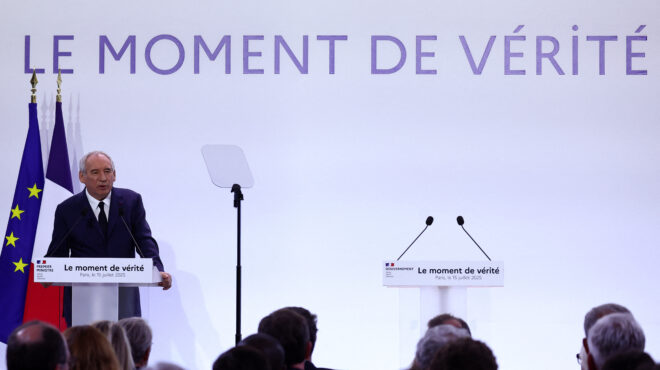 πολιτική-κρίση-στη-γαλλία-η-λεπέν-απει-563717473