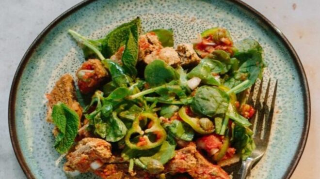 σαλάτα-με-ντομάτα-γλιστρίδα-και-παξιμ-563696095