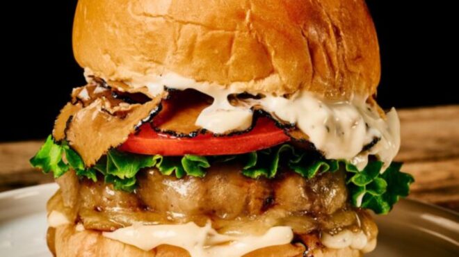 αρνίσιο-burger-με-μαγιονέζα-τρούφας-και-τα-τ-563743843
