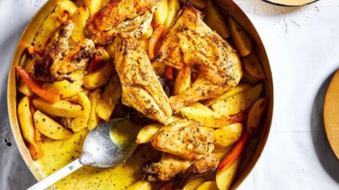 κοτόπουλο-με-πατάτες-καρότα-και-βερίκ-563700736