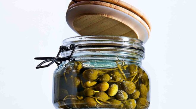 κάππαρη-και-καππαρόφυλλα-στο-βάζο-ο-αν-563702086