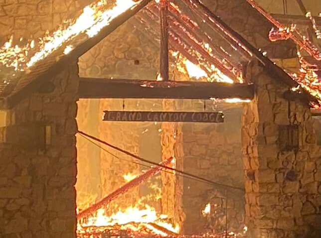 Πυρκαγιά στο Γκραν Κάνιον: Στις φλόγες ιστορικό καταφύγιο και δεκάδες άλλα κτίρια-1
