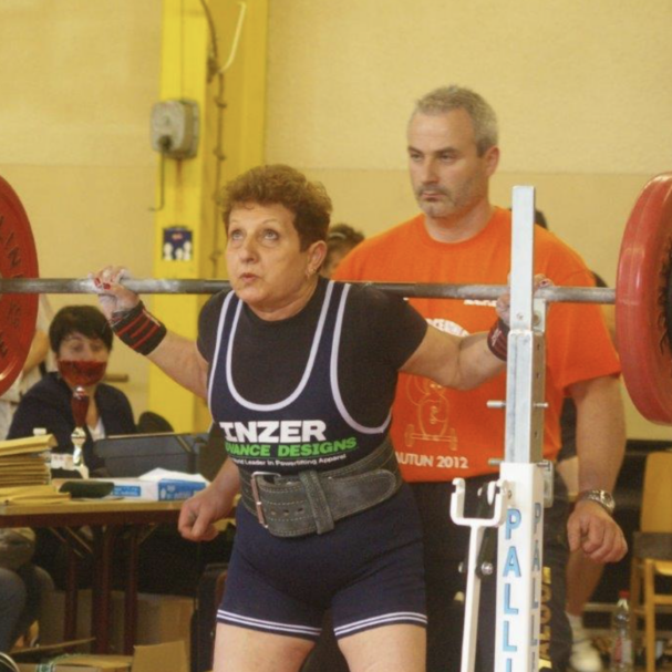 η-80χρονη-ελεν-κωνσταντίνος-σηκώνει-100-κι-563692357