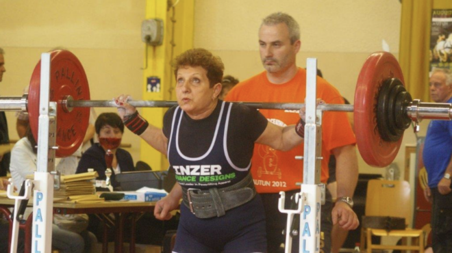 η-80χρονη-ελεν-κωνσταντίνος-σηκώνει-100-κι-563692357