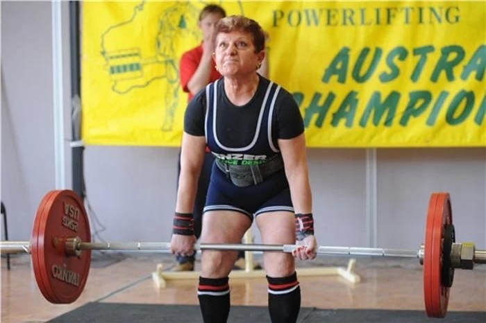 Η 80χρονη Ελεν Κωνσταντίνος σηκώνει 100 κιλά deadlift-3
