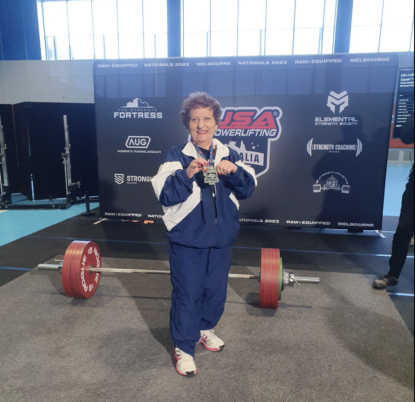 Η 80χρονη Ελεν Κωνσταντίνος σηκώνει 100 κιλά deadlift-4