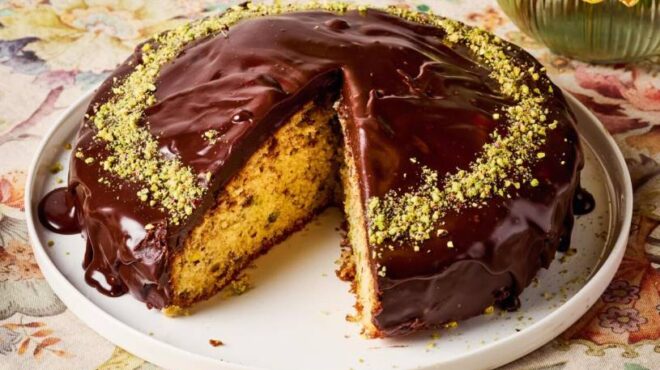 κέικ-φυστικιού-με-επικάλυψη-σοκολάτα-563736544