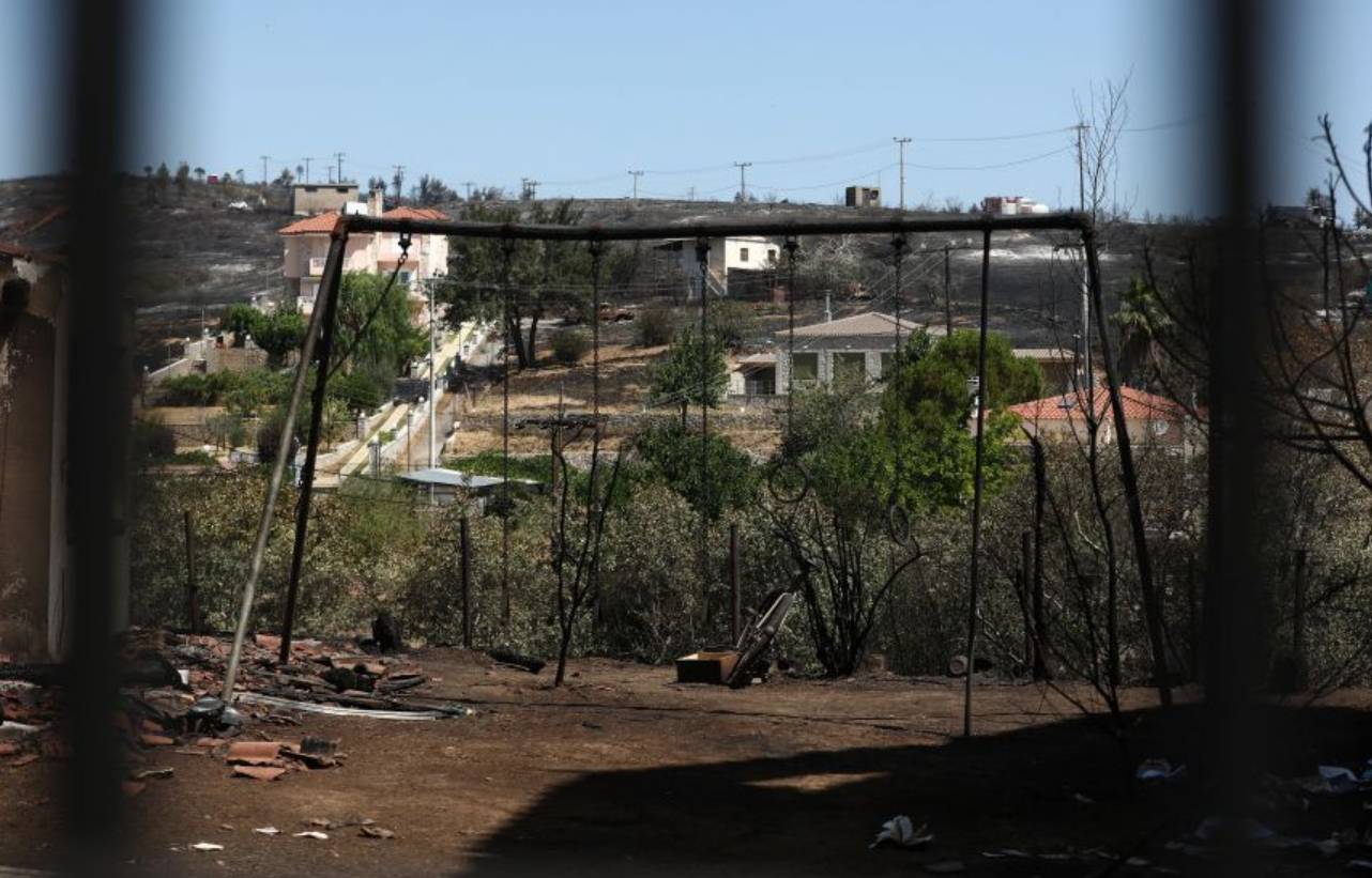 Πυρκαγιές: Η επόμενη ημέρα στο Κρυονέρι – Στάχτη, συντρίμμια και μεγάλες καταστροφές [φωτογραφίες]-4