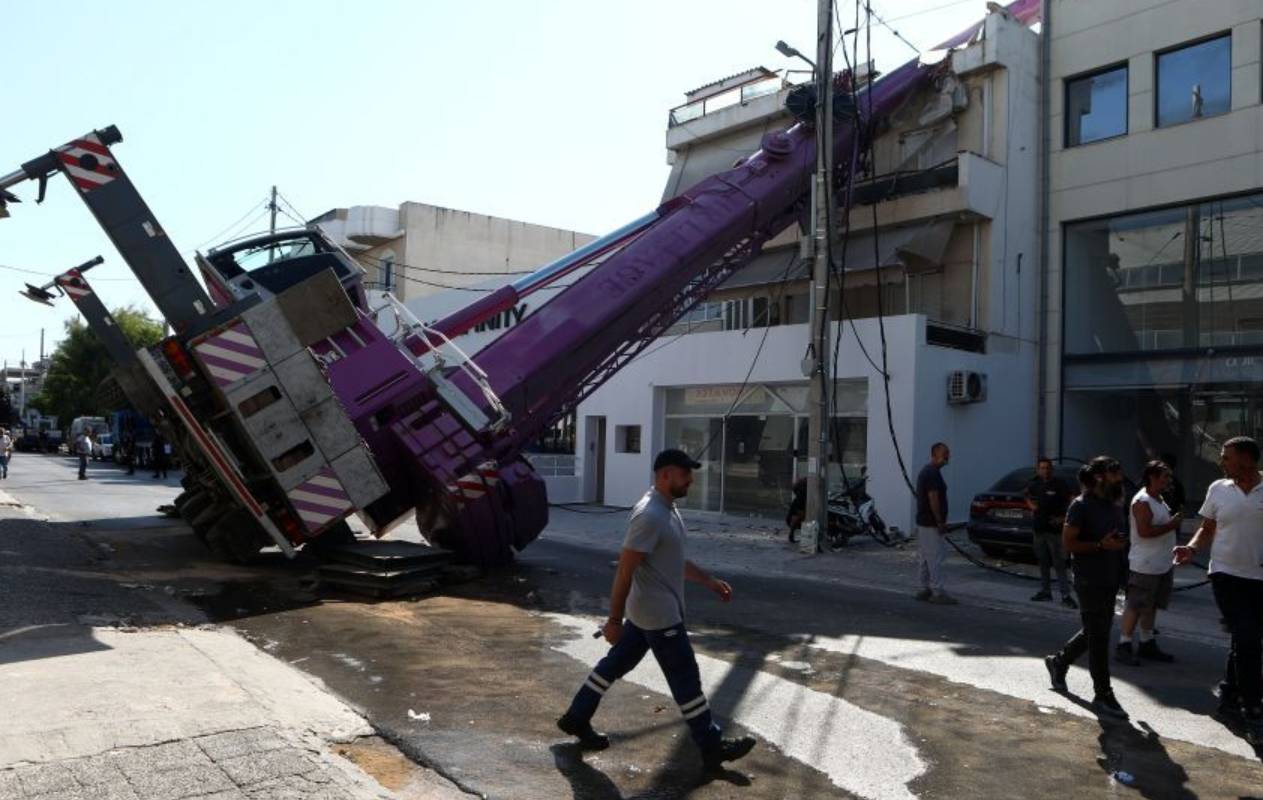Περιστέρι: Γερανοφόρο έπεσε πάνω σε διώροφη οικία-1