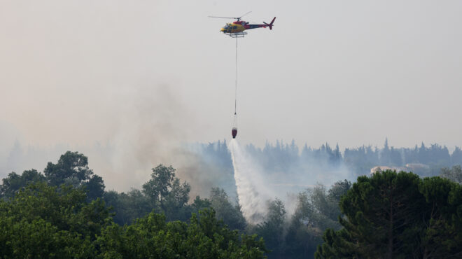 φωτιά-στη-μασσαλία-οι-πυροσβέστες-συν-563703898