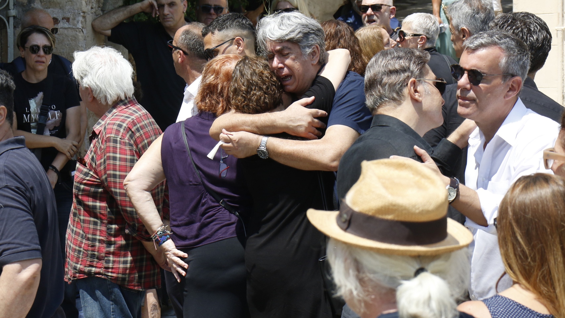 Κηδεία Γεράσιμου Μιχελή: Σε βαρύ κλίμα το τελευταίο αντίο στον ηθοποιό [εικόνες]-2