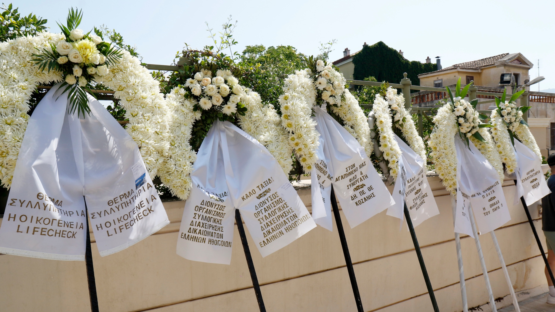 Κηδεία Γεράσιμου Μιχελή: Σε βαρύ κλίμα το τελευταίο αντίο στον ηθοποιό [εικόνες]-7